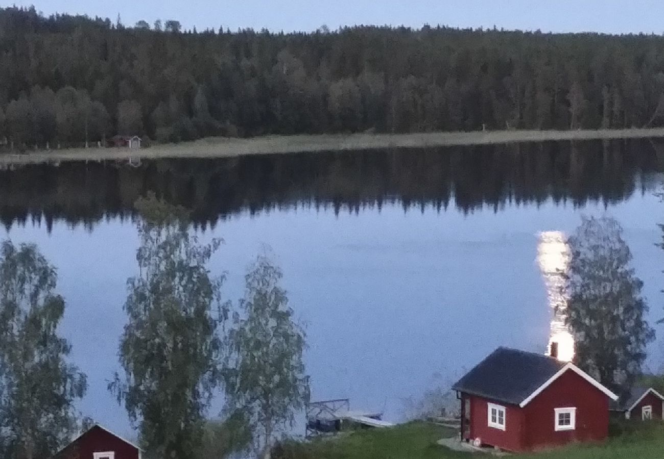 House in Gällö - Wonderful holiday home right on the lake with sauna, WiFi and wilderness pool (rentable)