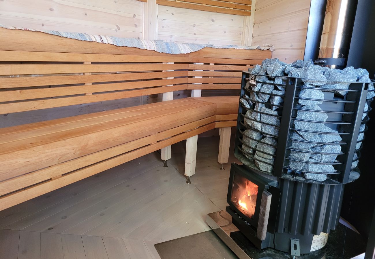 House in Gällö - Wonderful holiday home right on the lake with sauna, WiFi and wilderness pool (rentable)