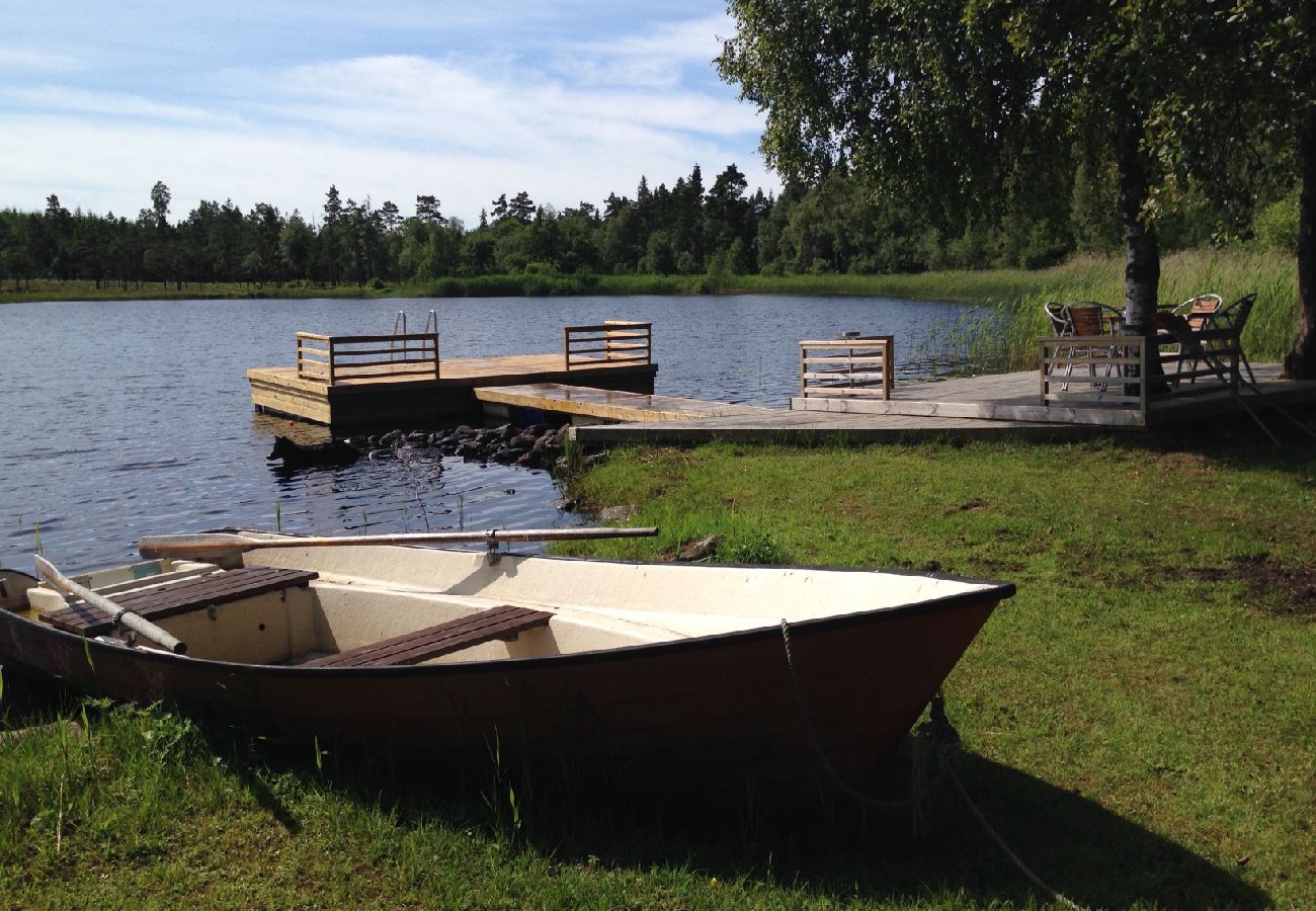 House in Tvärred - Holidays at the lake in southern Sweden with a boat