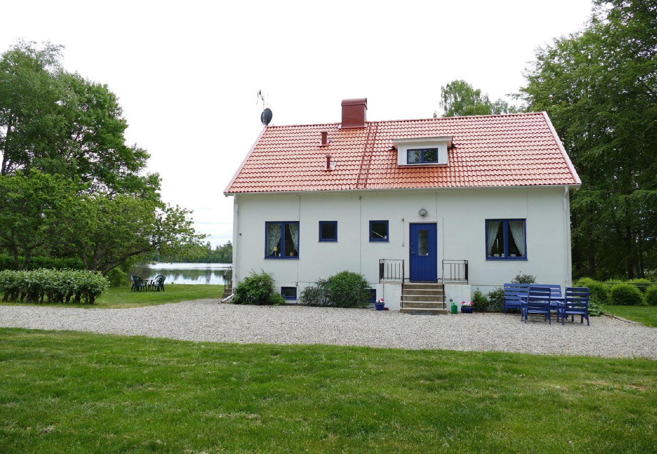 House in Ryd - Wonderful holiday home directly on Lake Åsnen with boats, canoes and internet