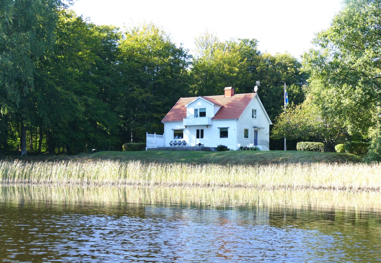 House in Ryd - Wonderful holiday home directly on Lake Åsnen with boats, canoes and internet