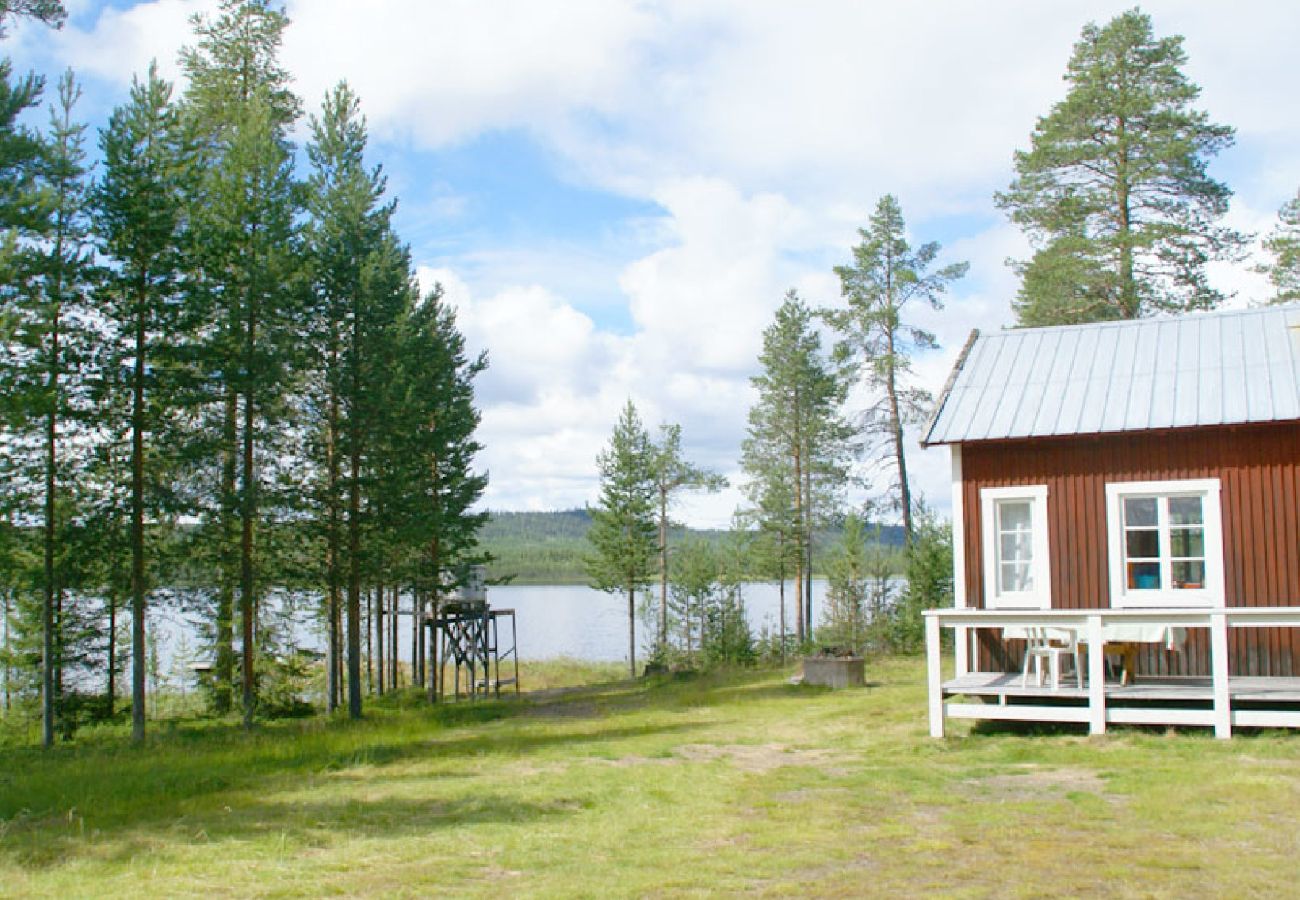 House in Arvidsjaur - Cottage by the lake in Lapland