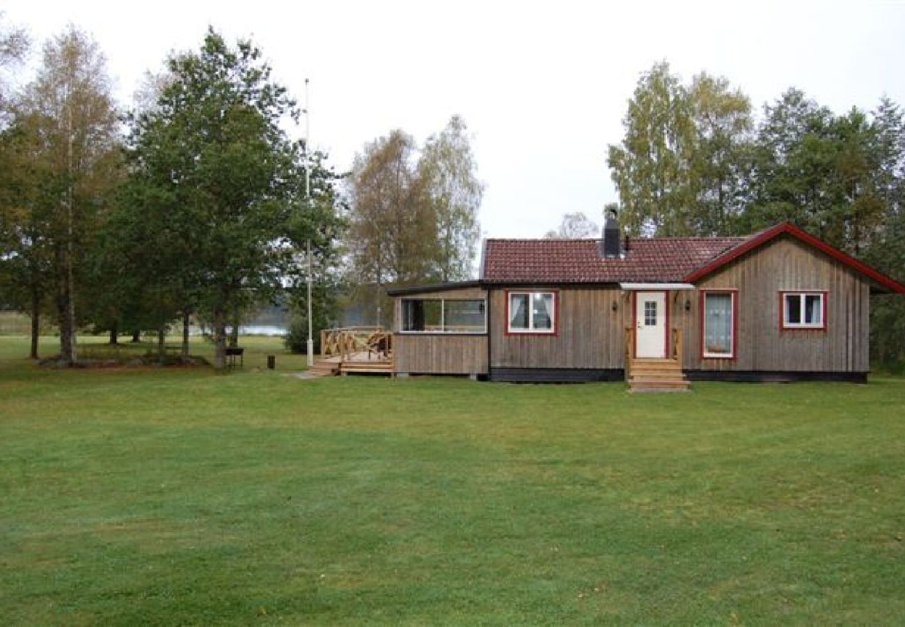 House in Vegby - Exclusive location in a bay/cove of the lake Åsunden