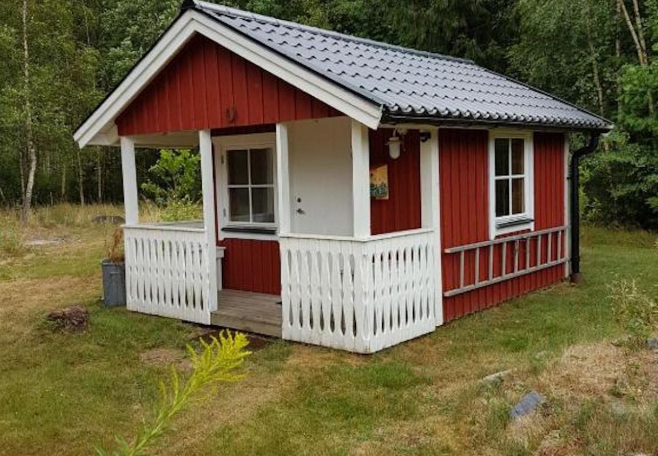 House in Tävelsås - Comfort holiday home right on the lake with its own bathing area and boat