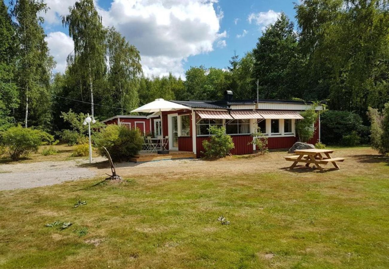 House in Tävelsås - Comfort holiday home right on the lake with its own bathing area and boat