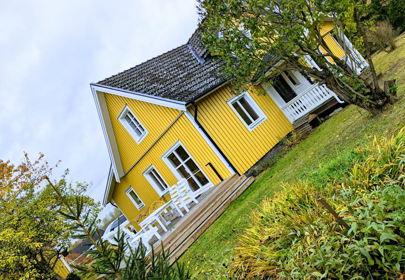 House in Mörlunda - Beautiful holiday home with private orchard in Småland