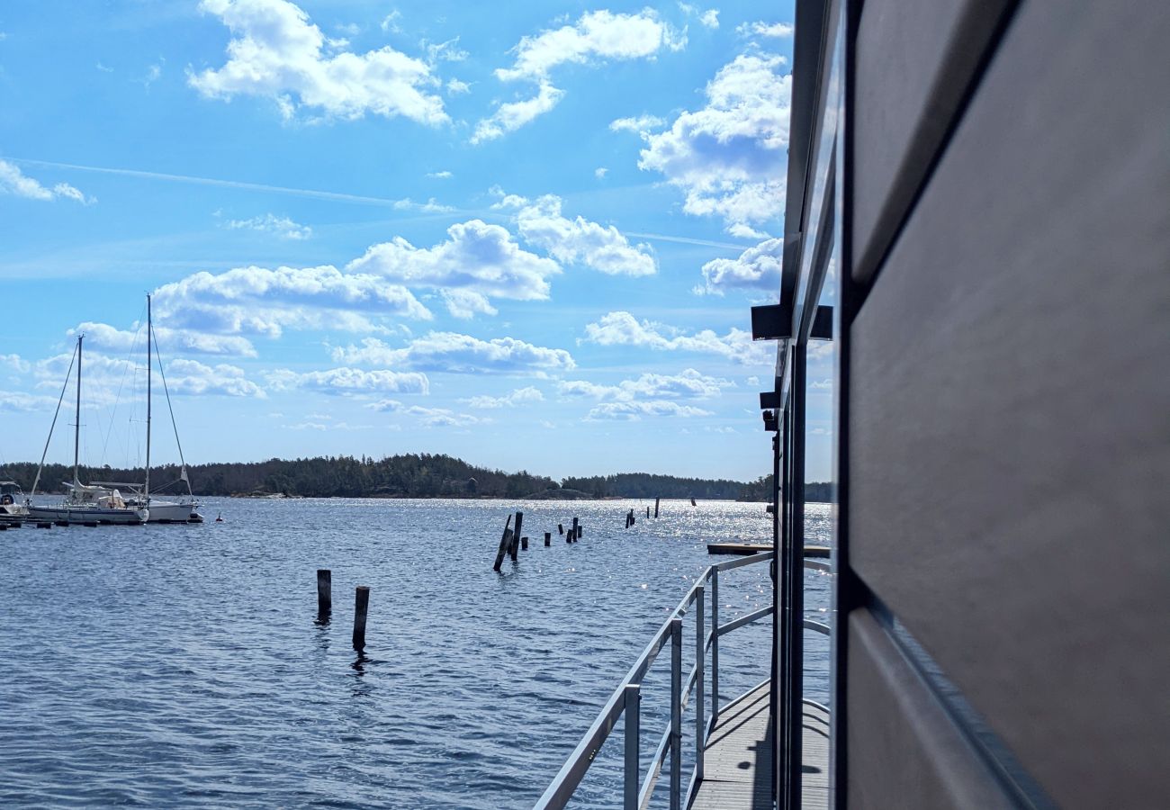 House in Blankaholm - Archipelago holiday of the highest class in a floating holiday home