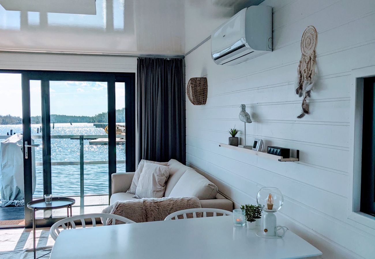 House in Blankaholm - Archipelago holiday of the highest class in a floating holiday home