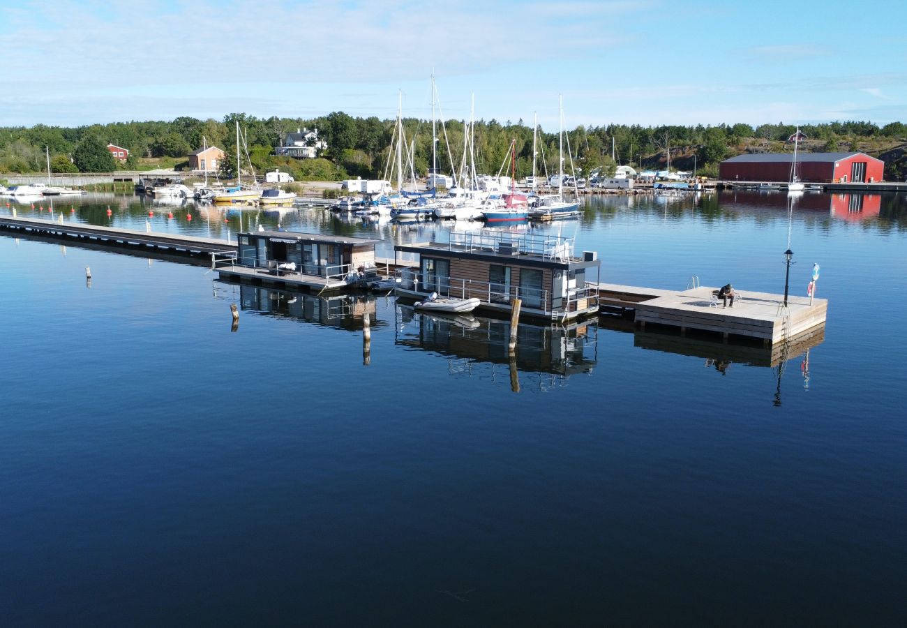 House in Blankaholm - Archipelago holiday of the highest class in a floating holiday home