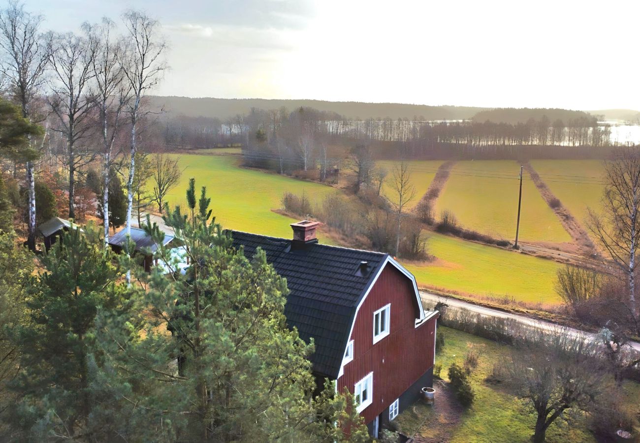 House in Hultsfred - Charming holiday home with lake view in Småland