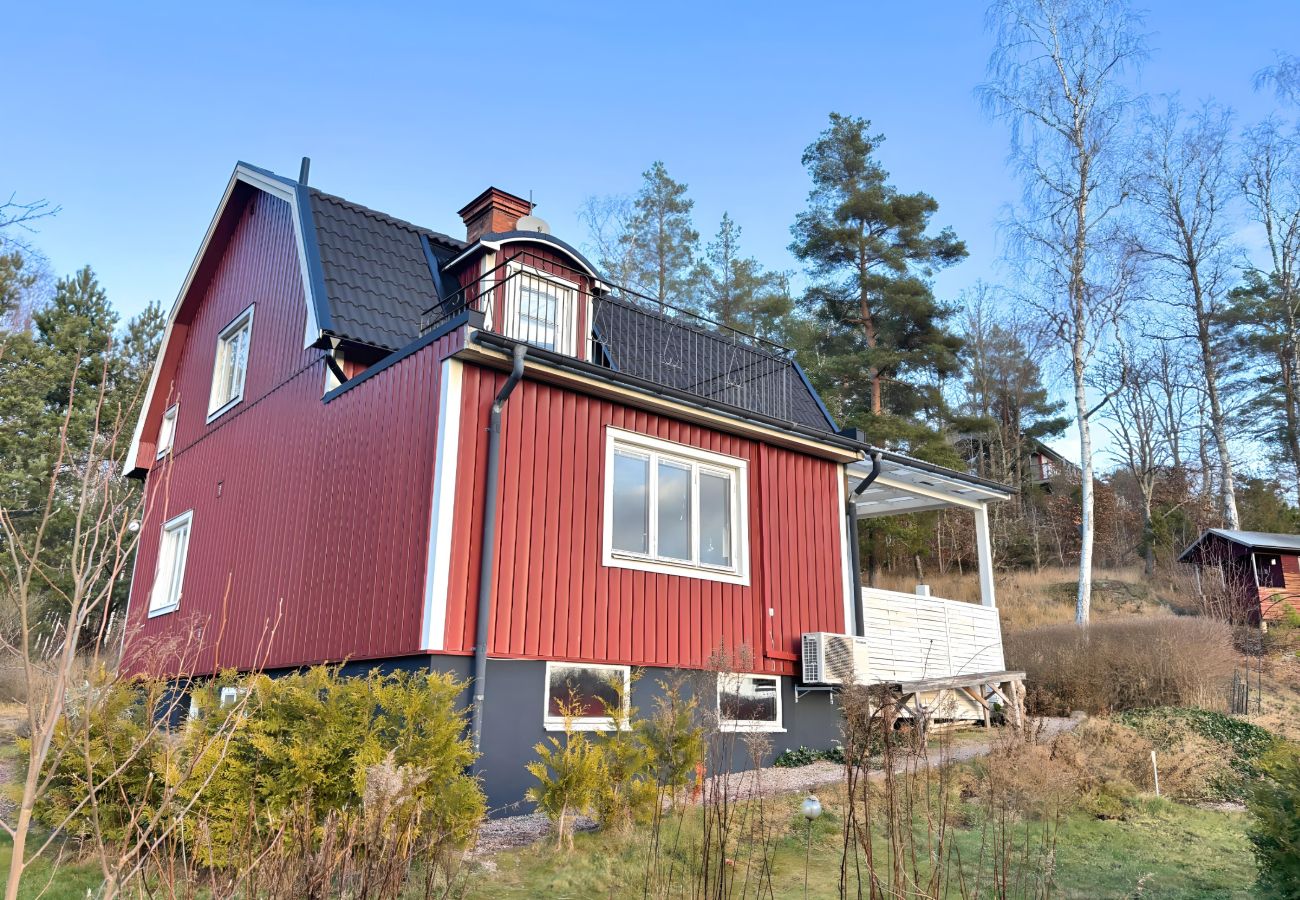 House in Hultsfred - Charming holiday home with lake view in Småland