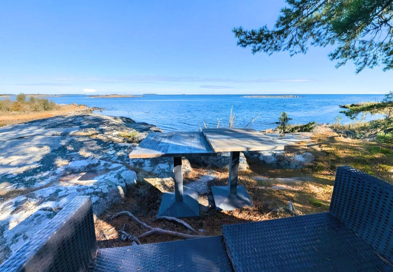 House in Figeholm - Idyllically located holiday home in the middle of the archipelago on the Baltic Sea