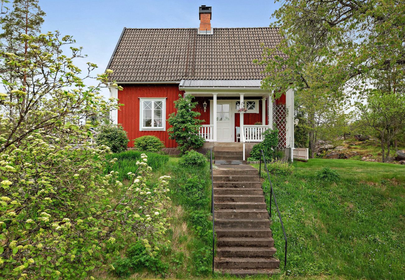 House in Fröseke - Lovingly furnished holiday home near the lake