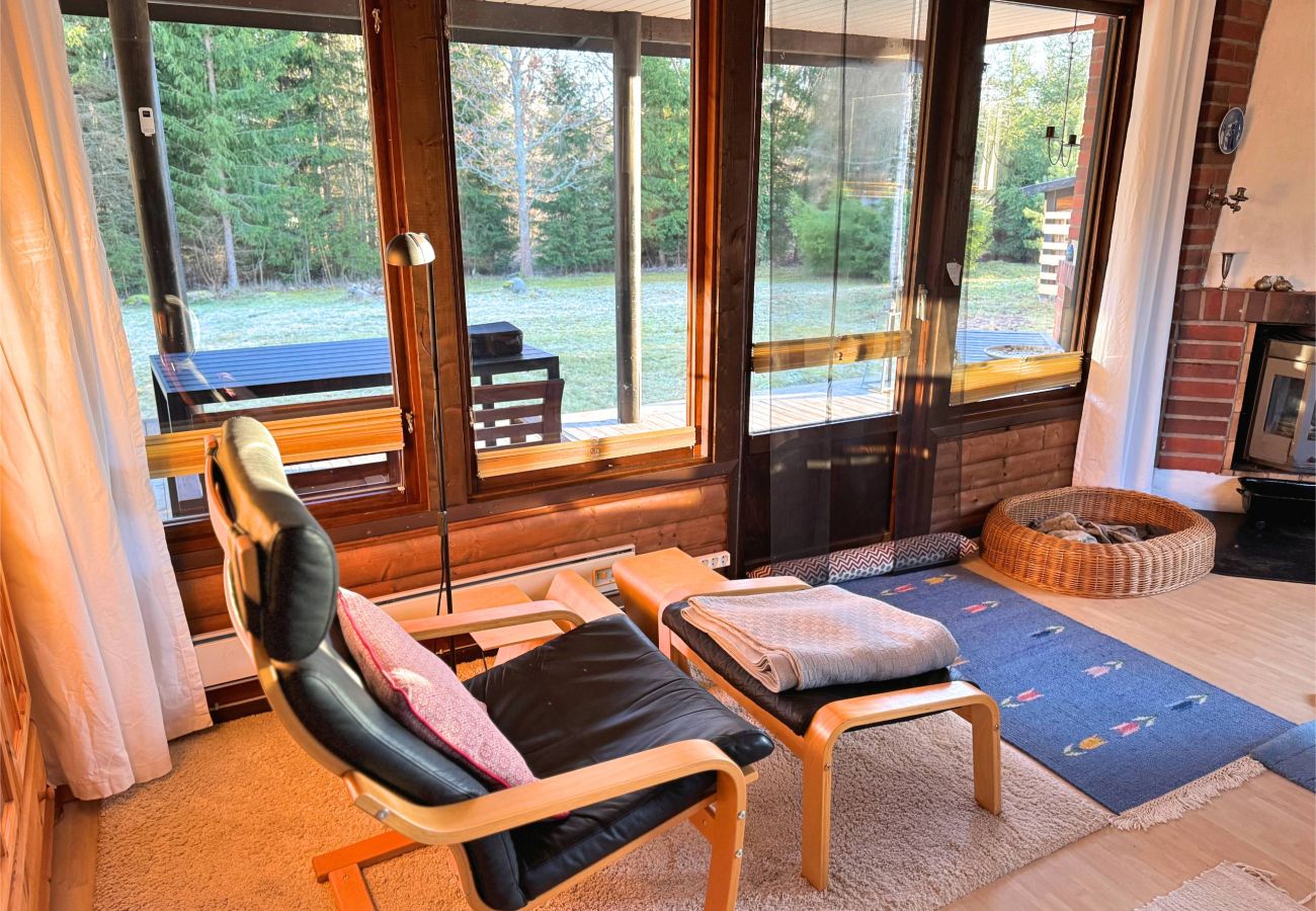 House in Storebro - Cozy cabin with fireplace, private dock and close proximity to the golf course