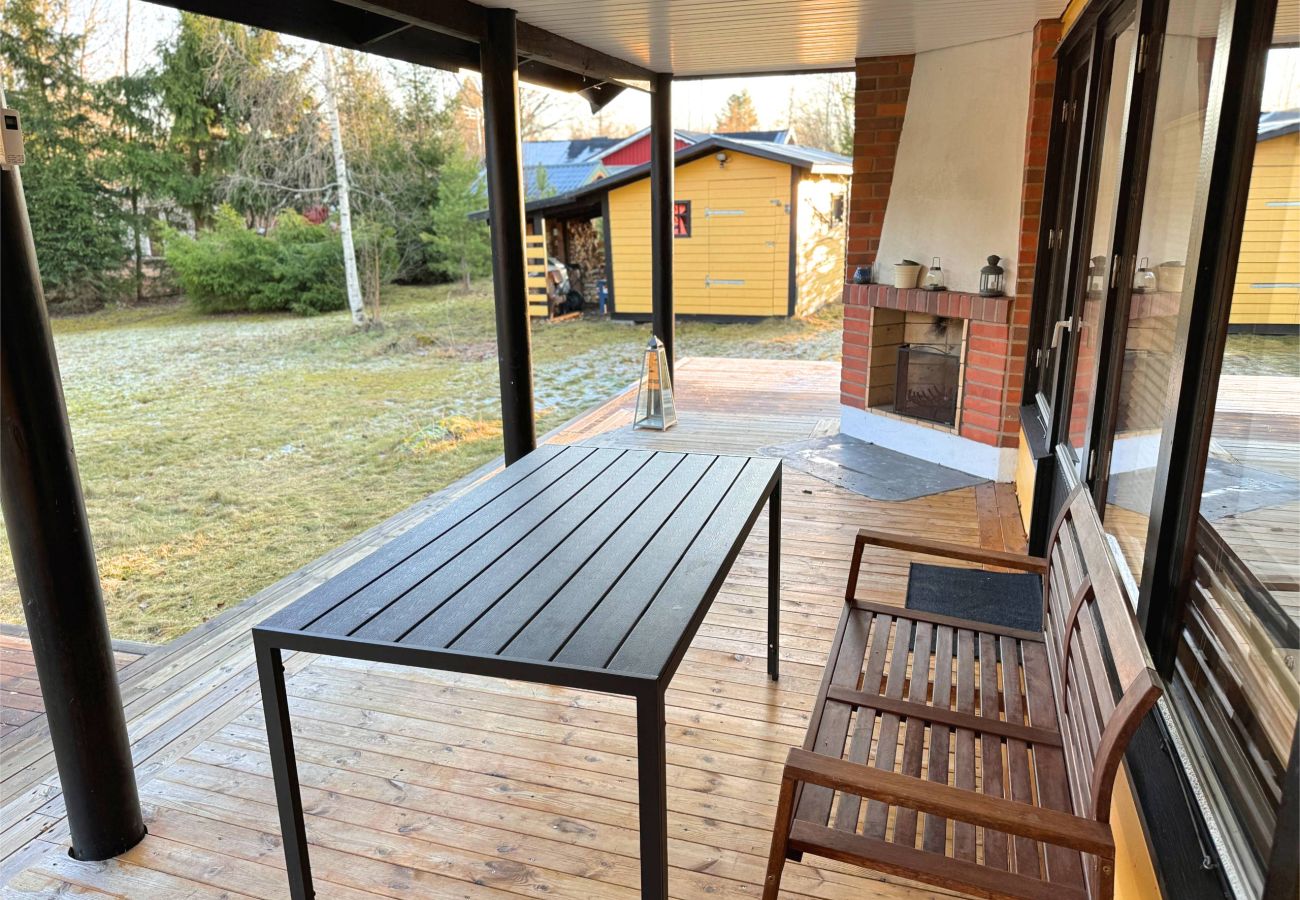 House in Storebro - Cozy cabin with fireplace, private dock and close proximity to the golf course