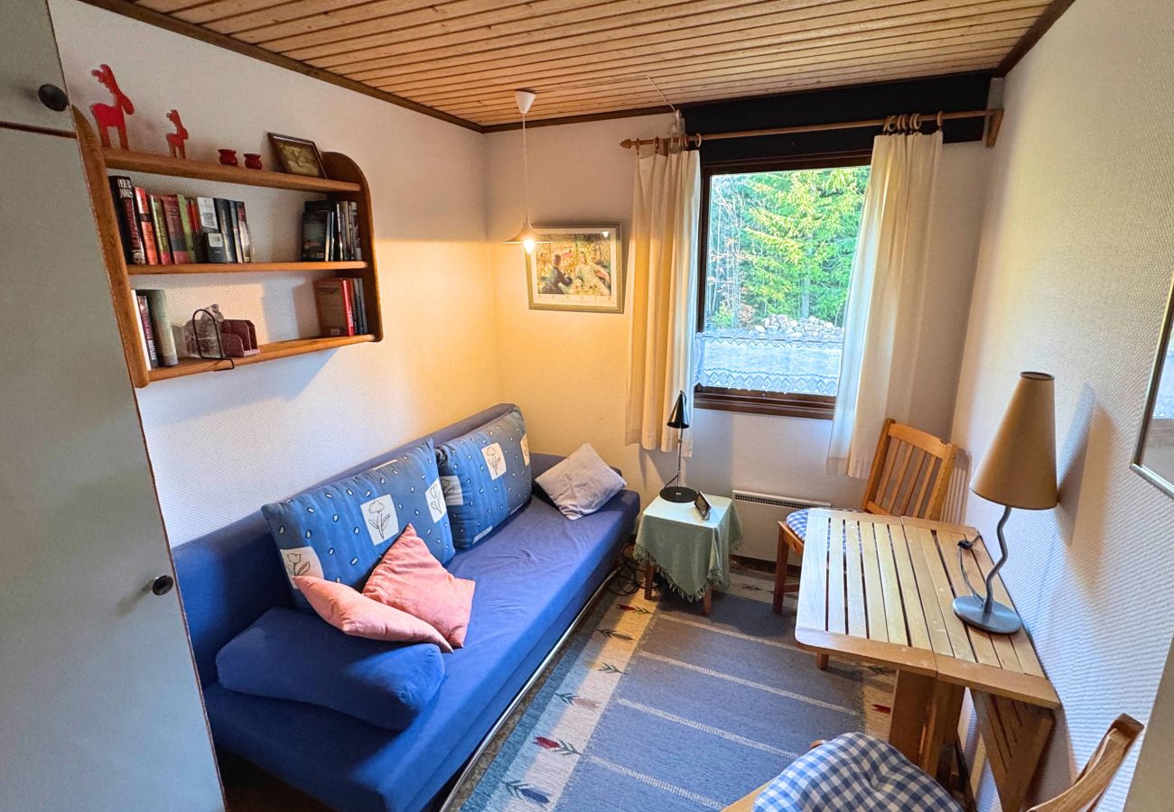 House in Storebro - Cozy cabin with fireplace, private dock and close proximity to the golf course