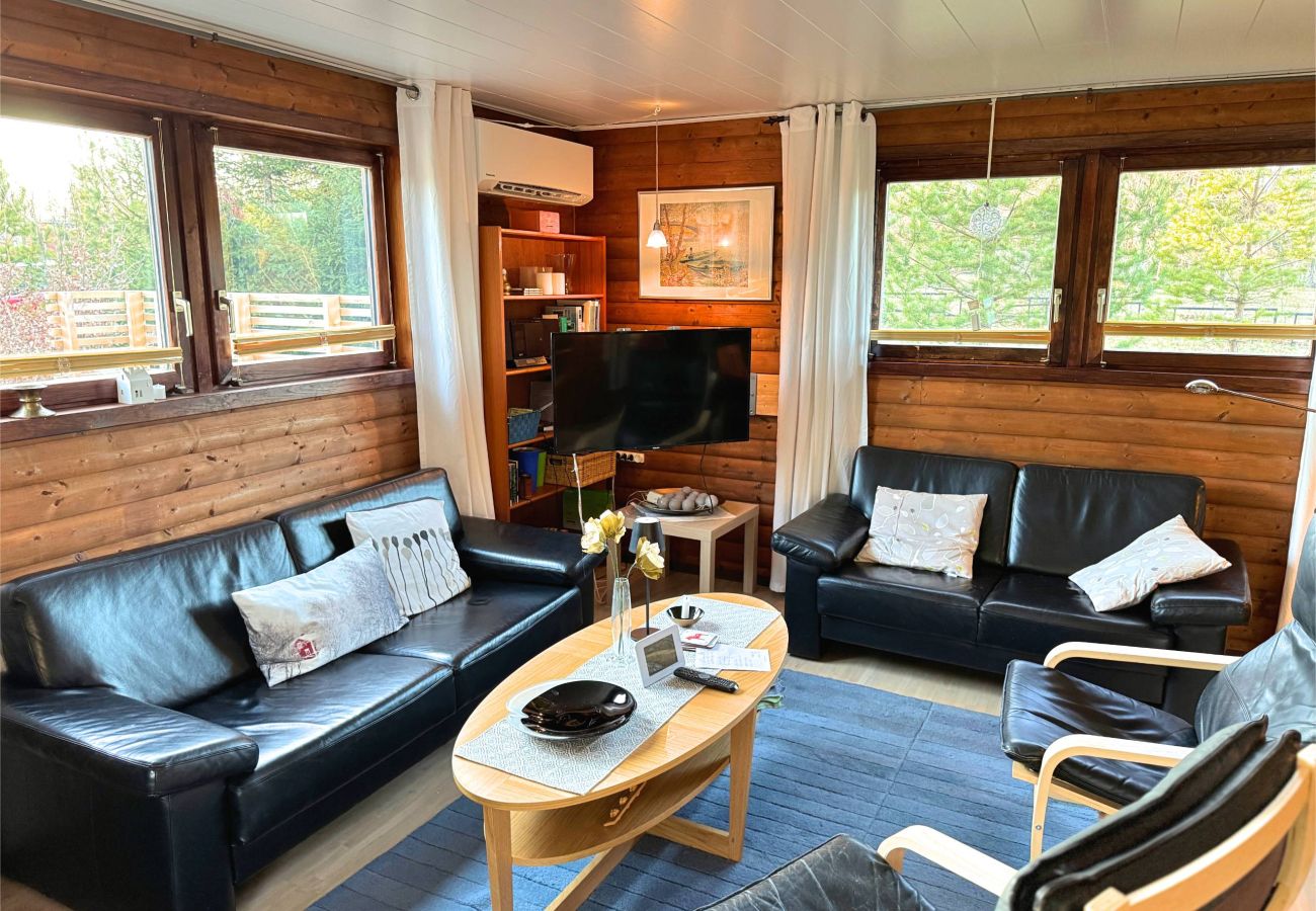 House in Storebro - Cozy cabin with fireplace, private dock and close proximity to the golf course