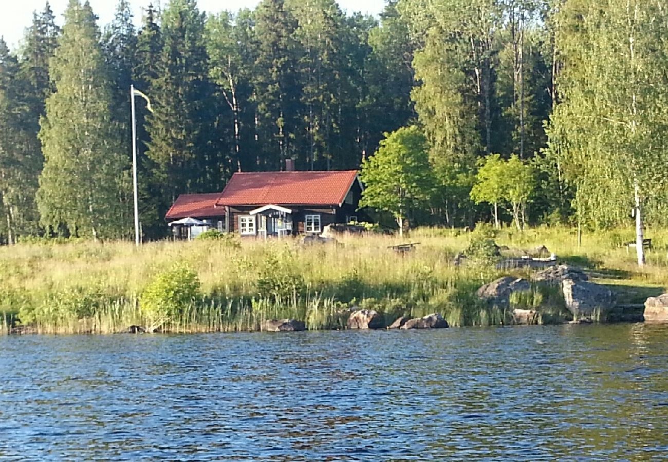 Stuga i Skinnskatteberg - Stuga precis vid sjön i Bergslagen med bastu och båt