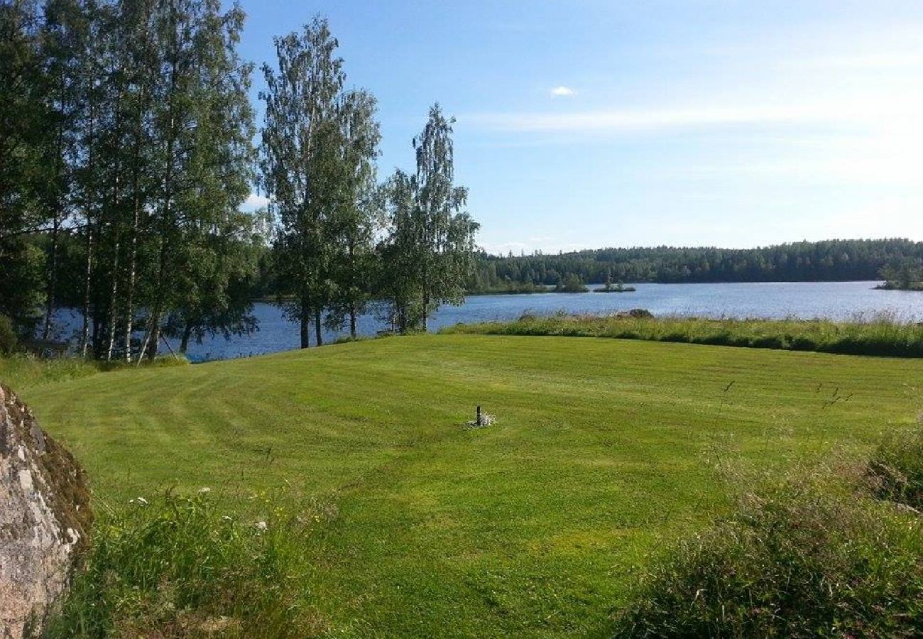 Stuga i Skinnskatteberg - Stuga precis vid sjön i Bergslagen med bastu och båt