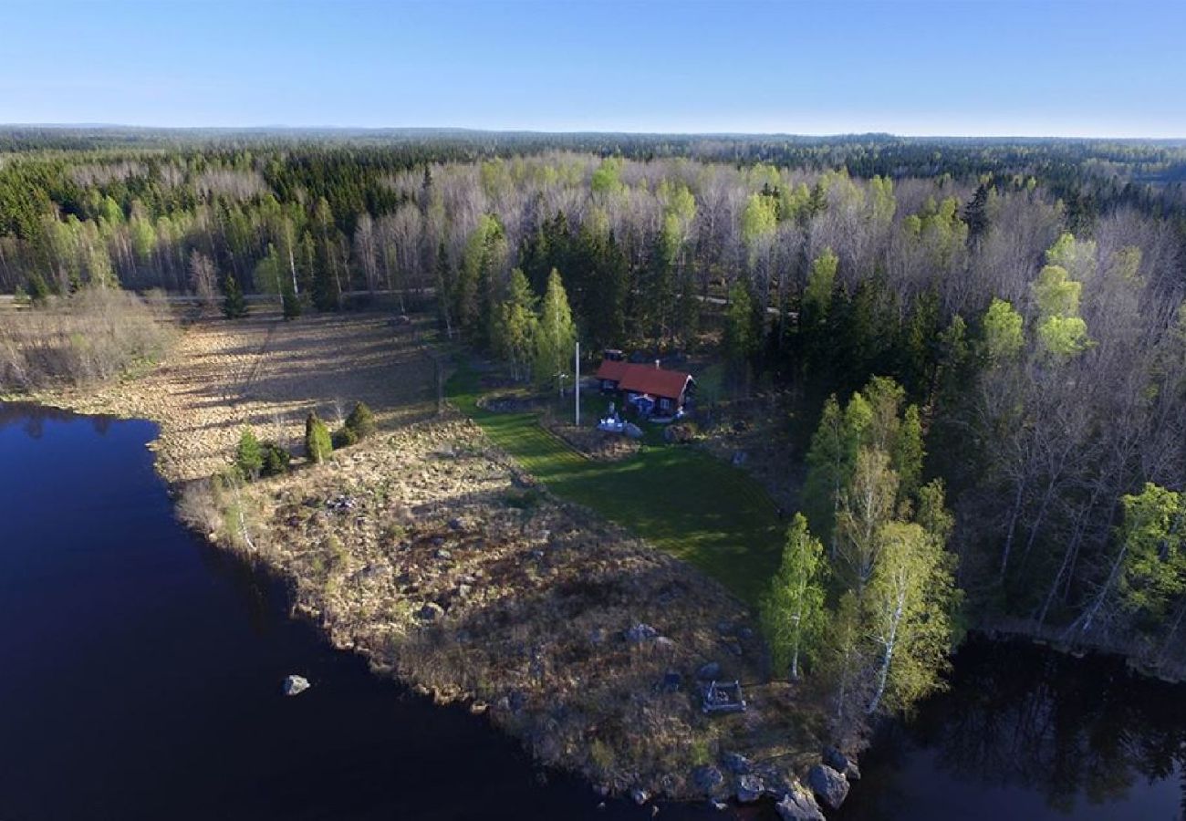 Stuga i Skinnskatteberg - Stuga precis vid sjön i Bergslagen med bastu och båt