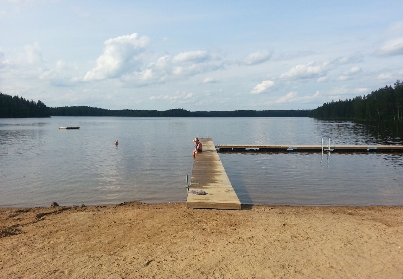 Stuga i Skinnskatteberg - Stuga precis vid sjön i Bergslagen med bastu och båt