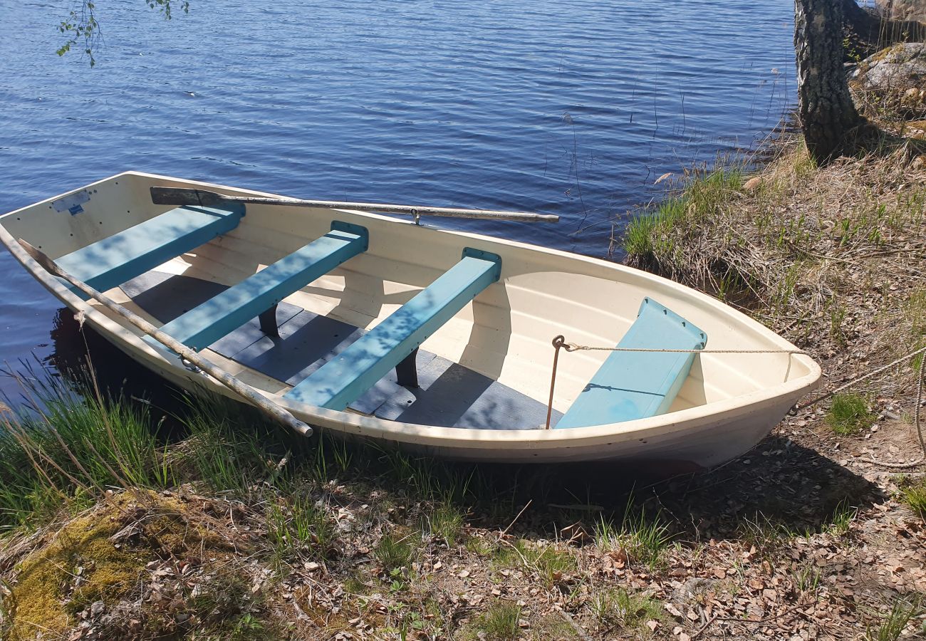 Stuga i Skinnskatteberg - Stuga precis vid sjön i Bergslagen med bastu och båt