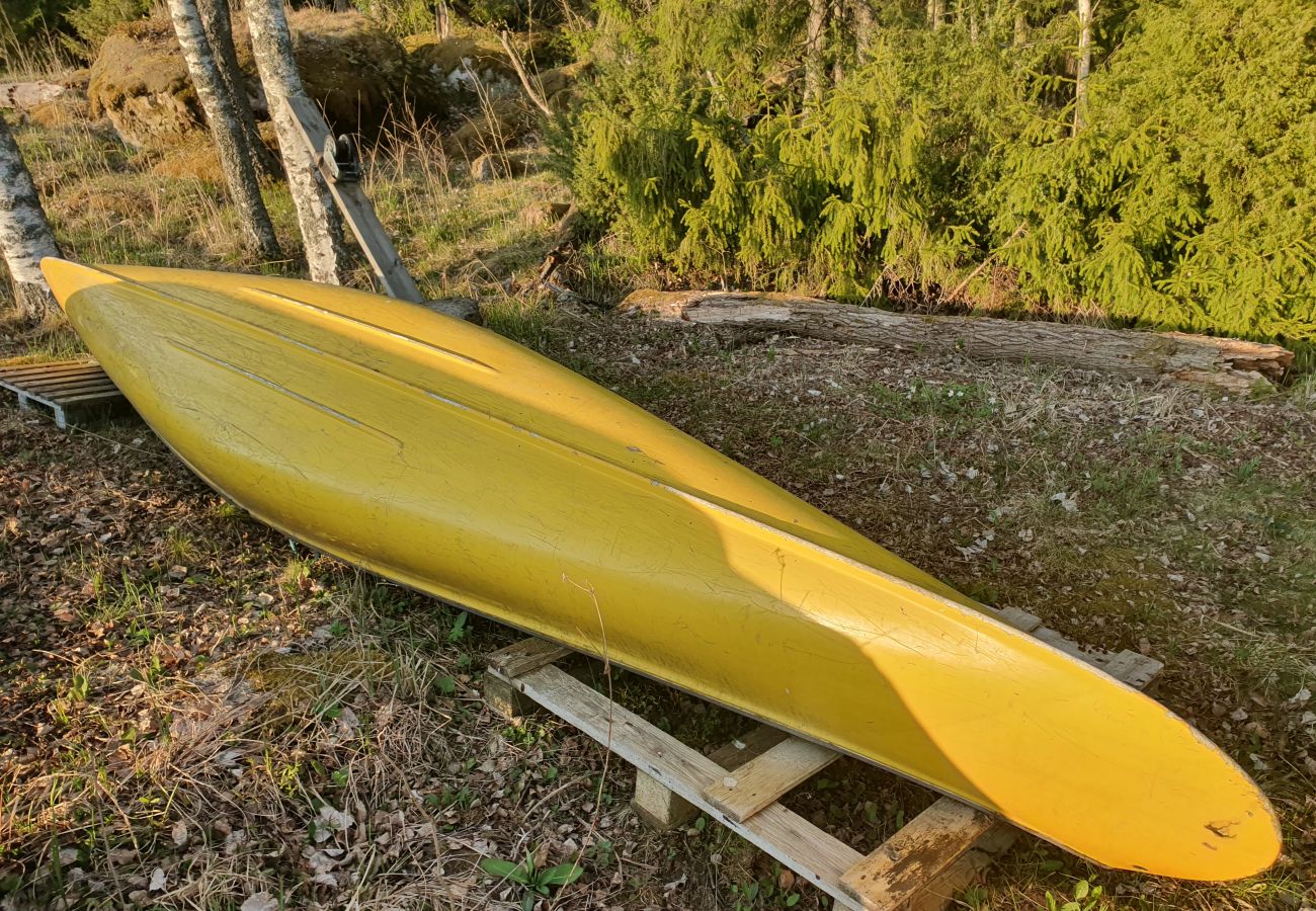 Stuga i Skinnskatteberg - Stuga precis vid sjön i Bergslagen med bastu och båt