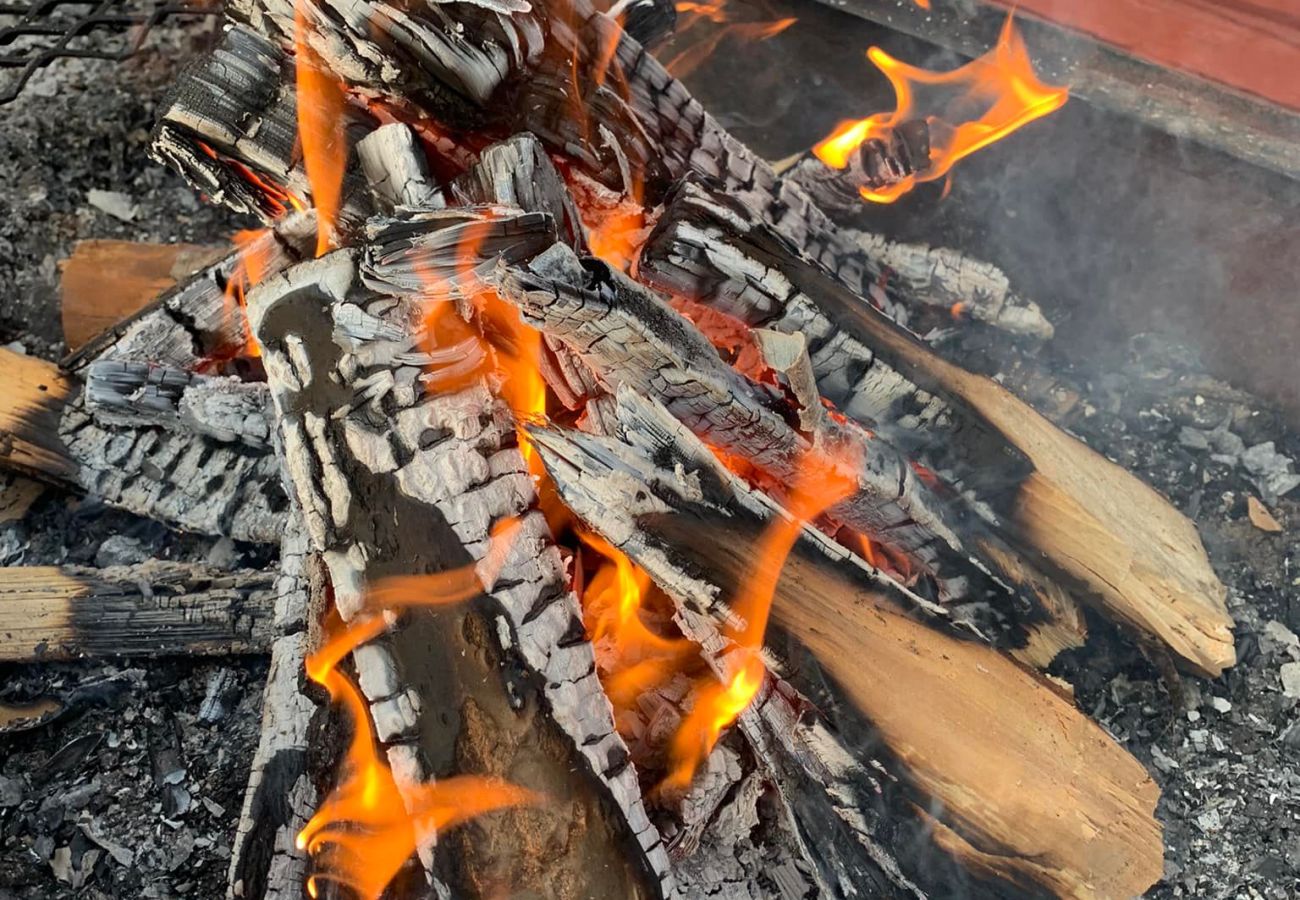 Stuga i Skinnskatteberg - Stuga precis vid sjön i Bergslagen med bastu och båt