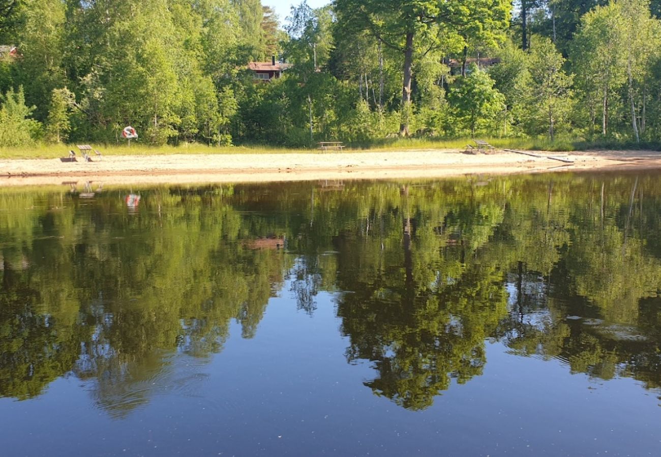 Stuga i Karl Gustav - Stort fritidshus i Västsverige mellan 4 sjöar