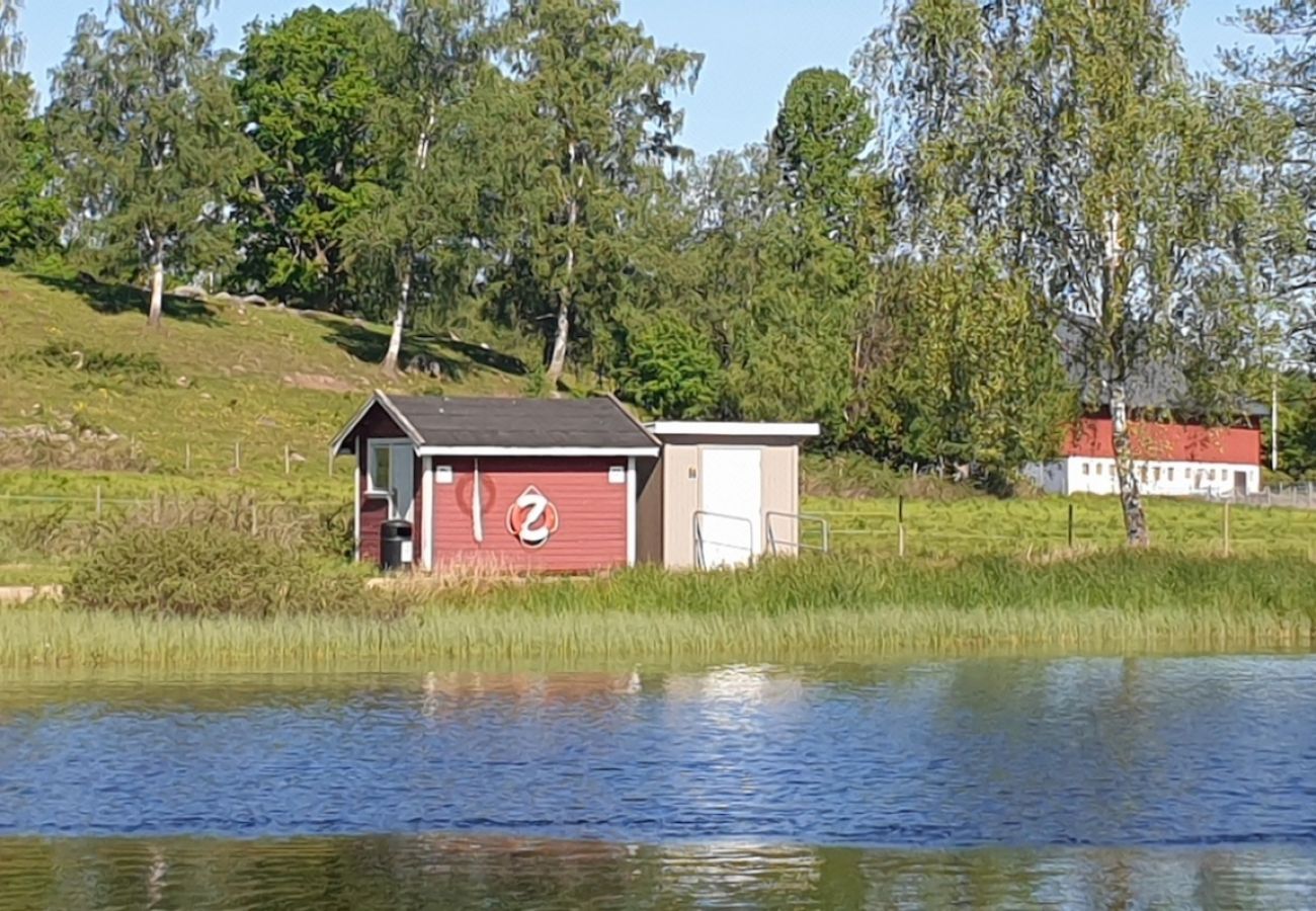 Stuga i Karl Gustav - Stort fritidshus i Västsverige mellan 4 sjöar