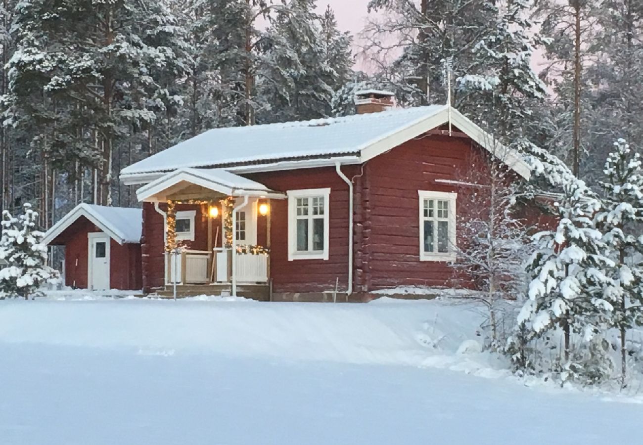 Stuga i Tavelsjö - Timrad bagarstuga med hög standard i ett pittoreskt läge