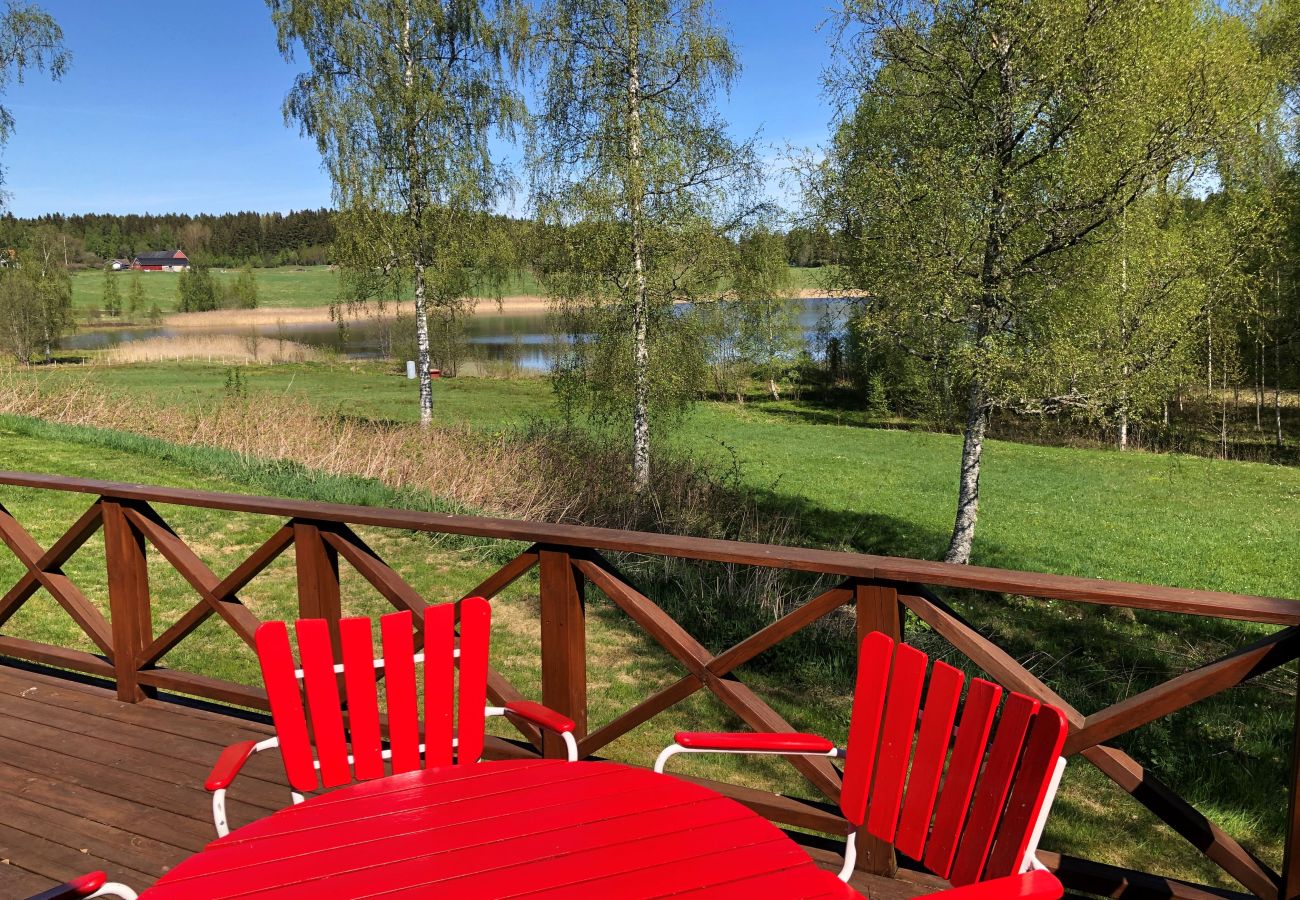 Stuga i Bengtsfors - Fin stuga vid sjön Lelång med båt