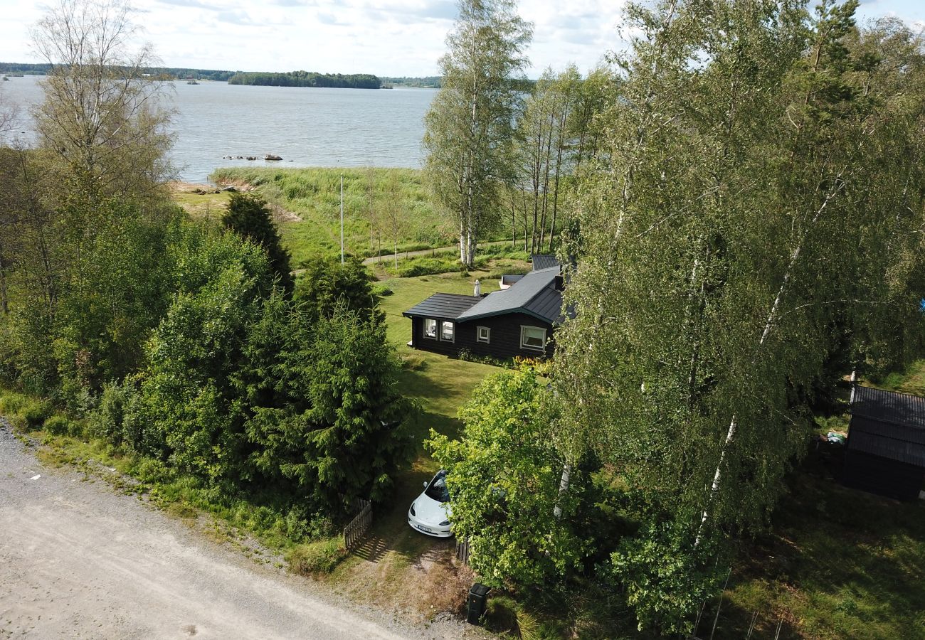 Stuga i Köping - Mysigt fritidshus vid sjön med egen båt