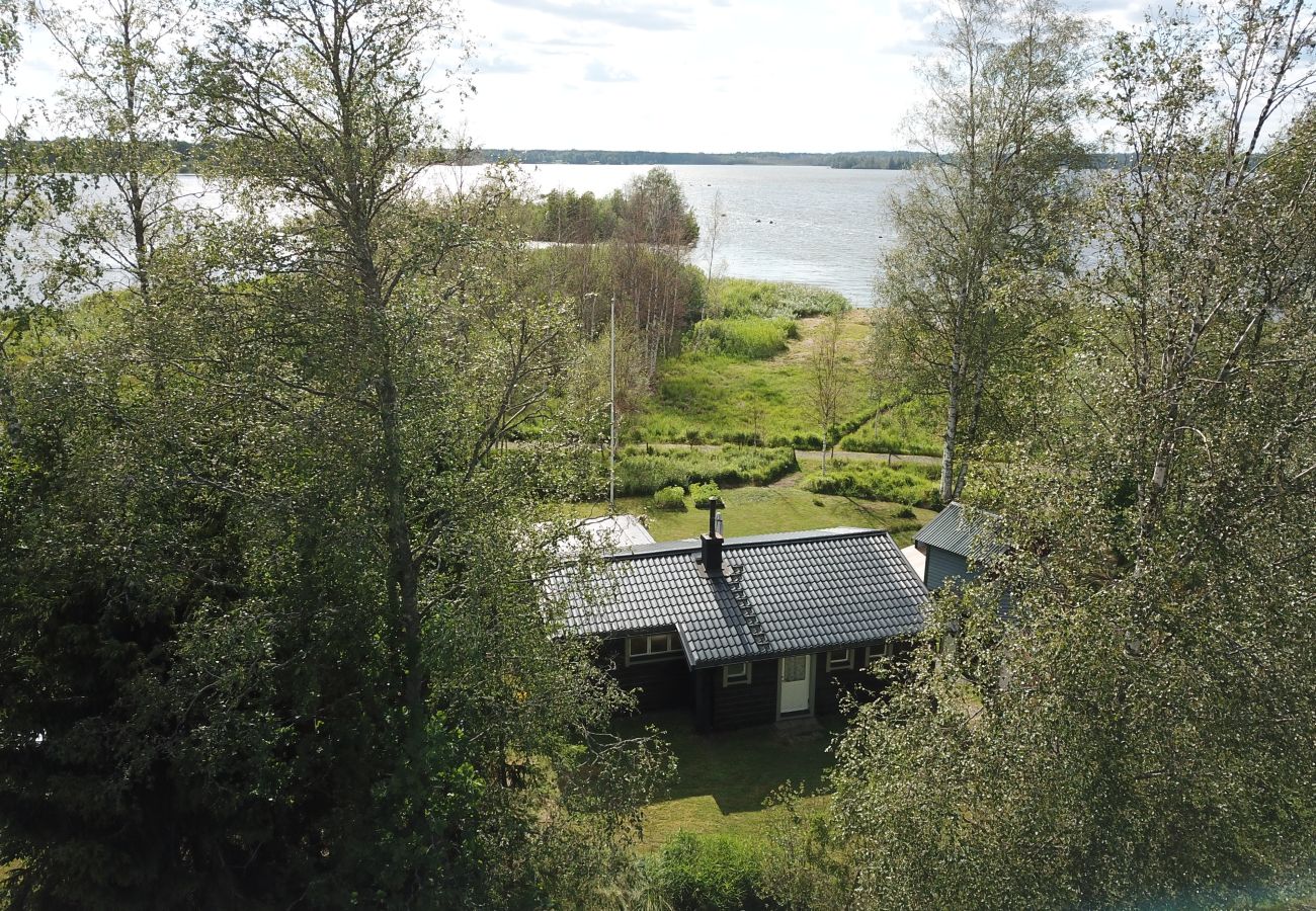 Stuga i Köping - Mysigt fritidshus vid sjön med egen båt