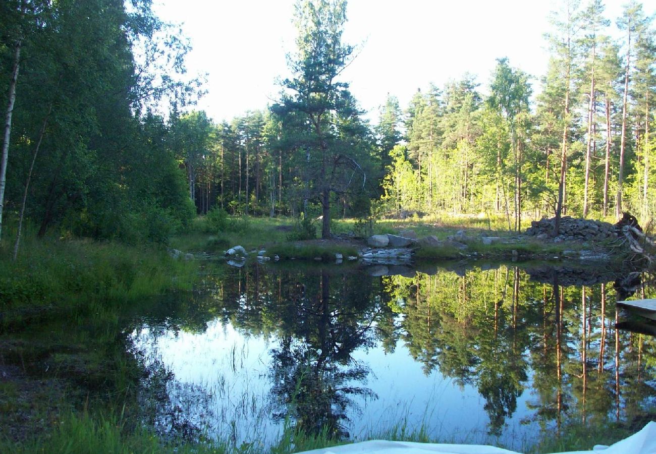 Stuga i Oskarshamn - Smålandssemester i skogen mellan sjöar och Östersjökusten