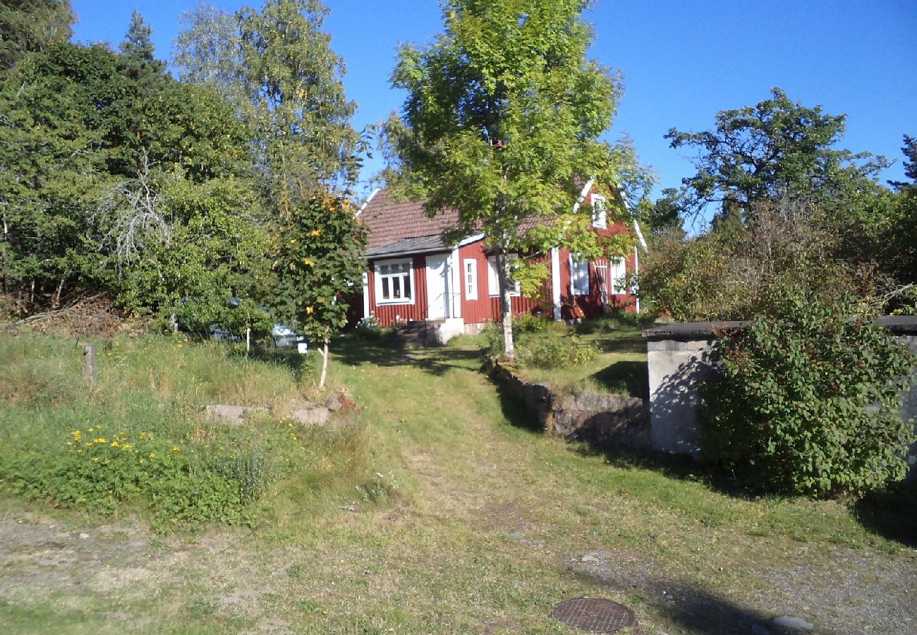 Stuga i Fröseke - Mysig stuga omgiven av skog i Småland