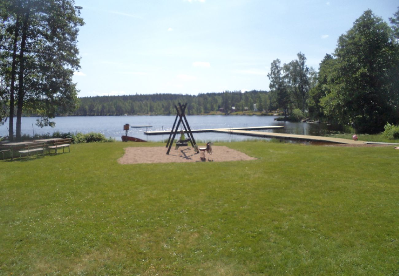 Stuga i Fröseke - Mysig stuga omgiven av skog i Småland