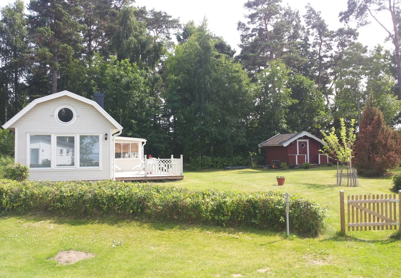 Stuga i Källby - Semesterhus i drömläge 30 meter från Vänern
