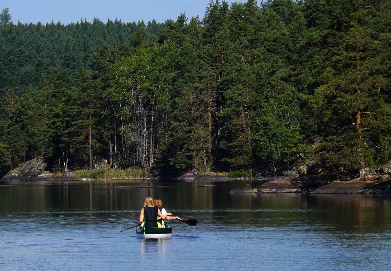 Stuga i Rosenfors - Lugnt beläget precis intill skogen och 300 m från vattnet