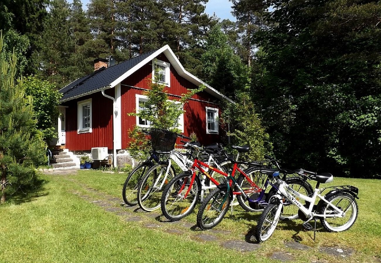 Stuga i Rosenfors - Lugnt beläget precis intill skogen och 300 m från vattnet