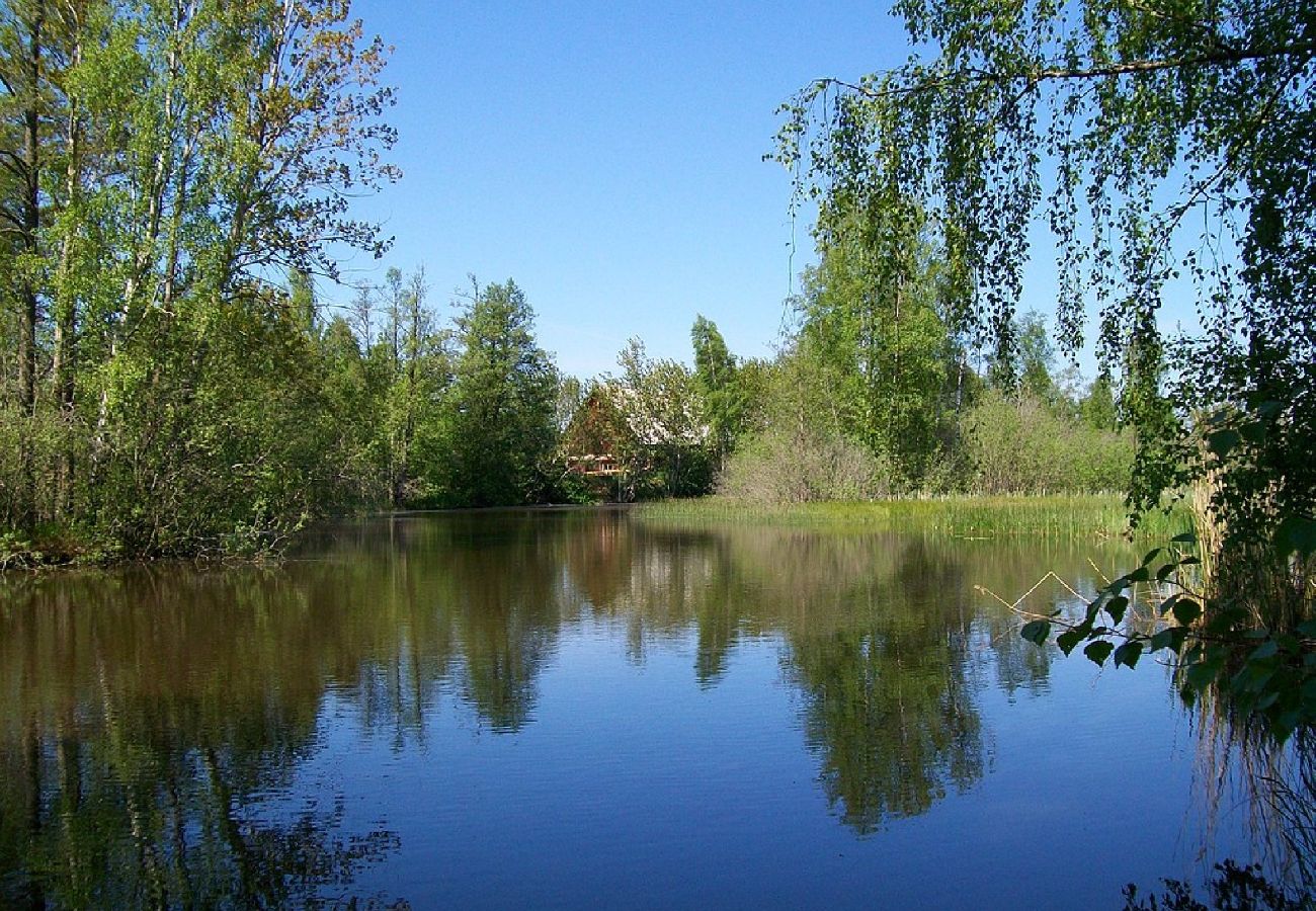 Stuga i Rosenfors - Lugnt beläget precis intill skogen och 300 m från vattnet