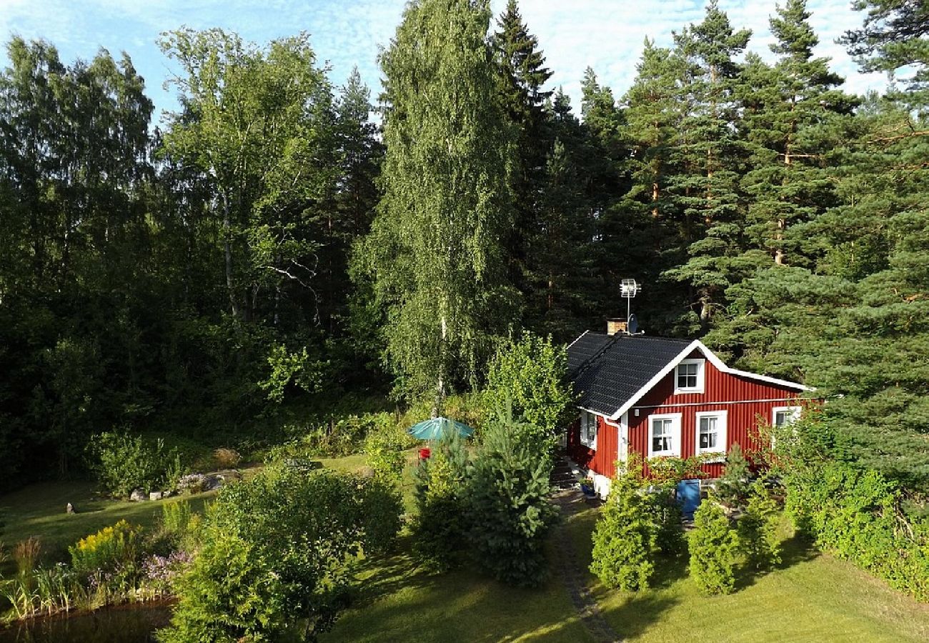 Stuga i Rosenfors - Lugnt beläget precis intill skogen och 300 m från vattnet