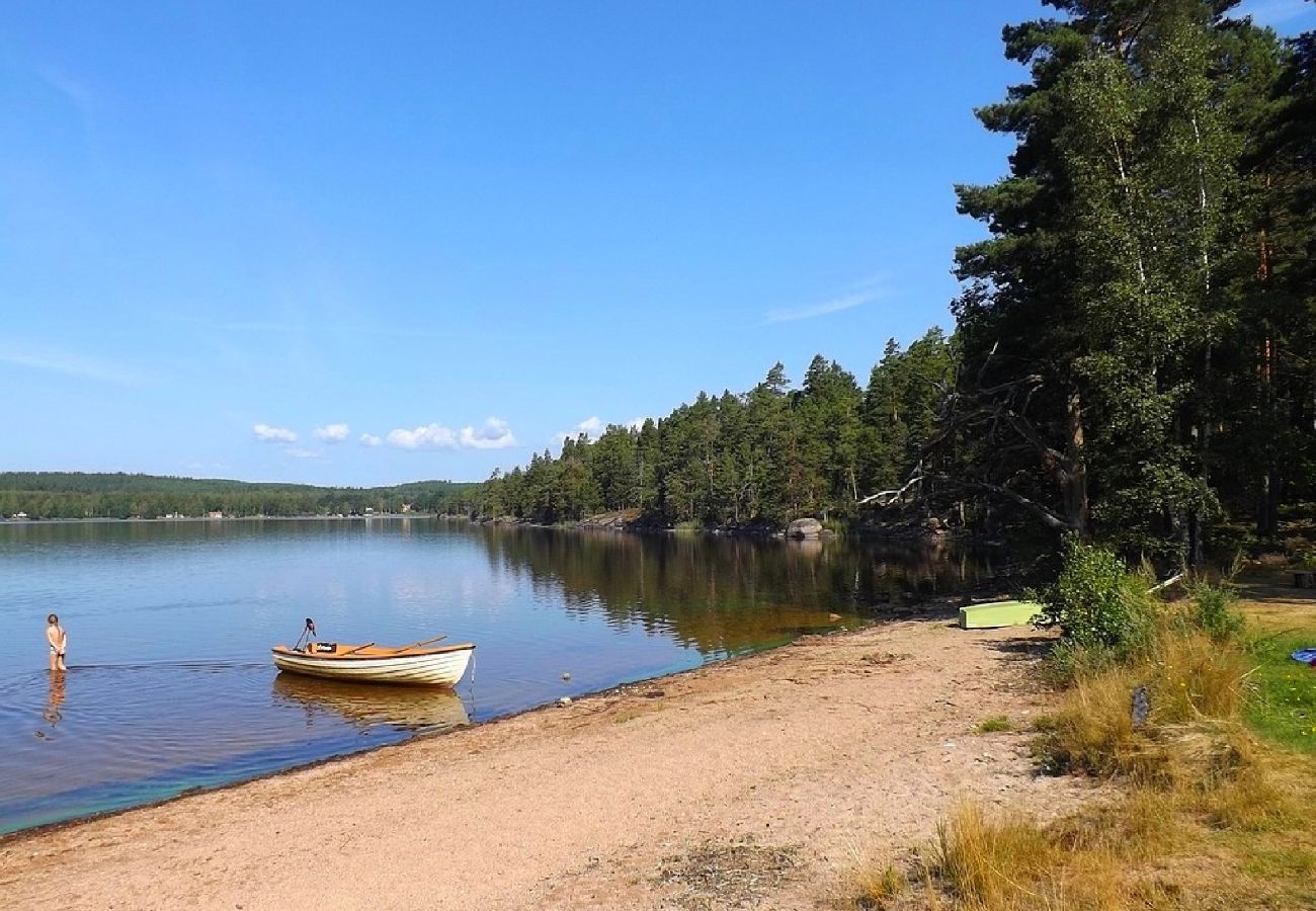 Stuga i Rosenfors - Lugnt beläget precis intill skogen och 300 m från vattnet