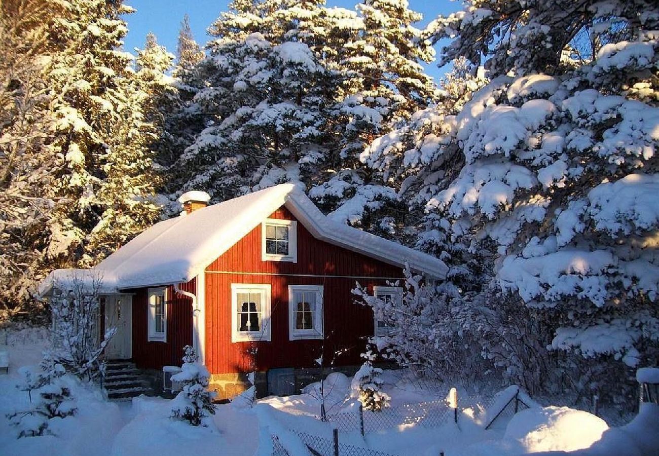 Stuga i Rosenfors - Lugnt beläget precis intill skogen och 300 m från vattnet