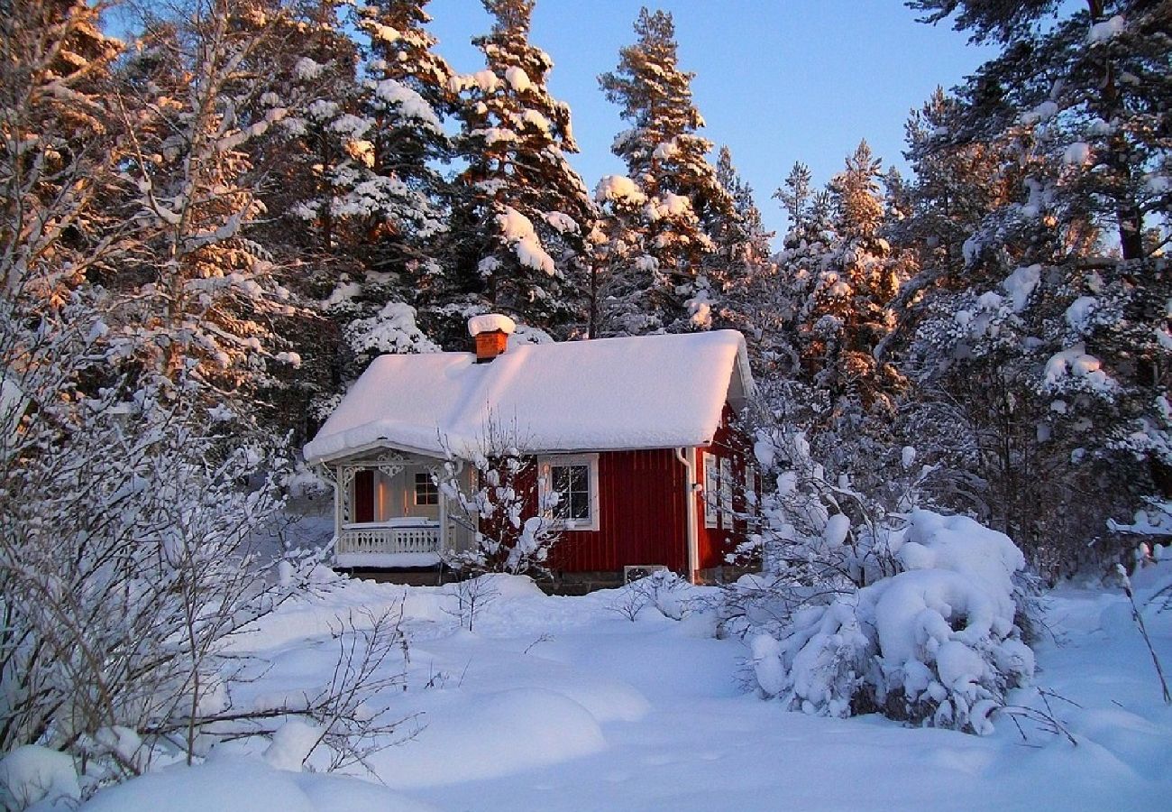 Stuga i Rosenfors - Lugnt beläget precis intill skogen och 300 m från vattnet