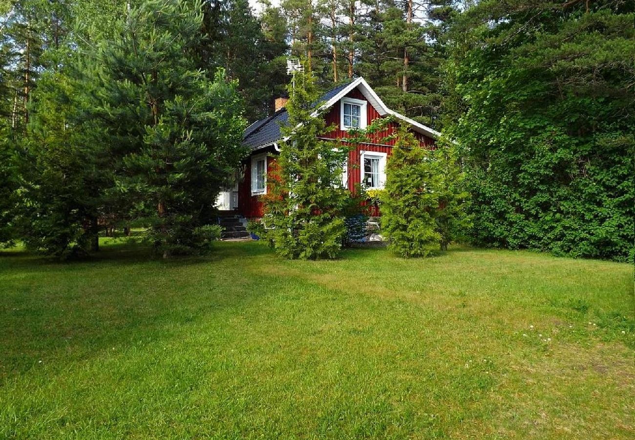 Stuga i Rosenfors - Lugnt beläget precis intill skogen och 300 m från vattnet