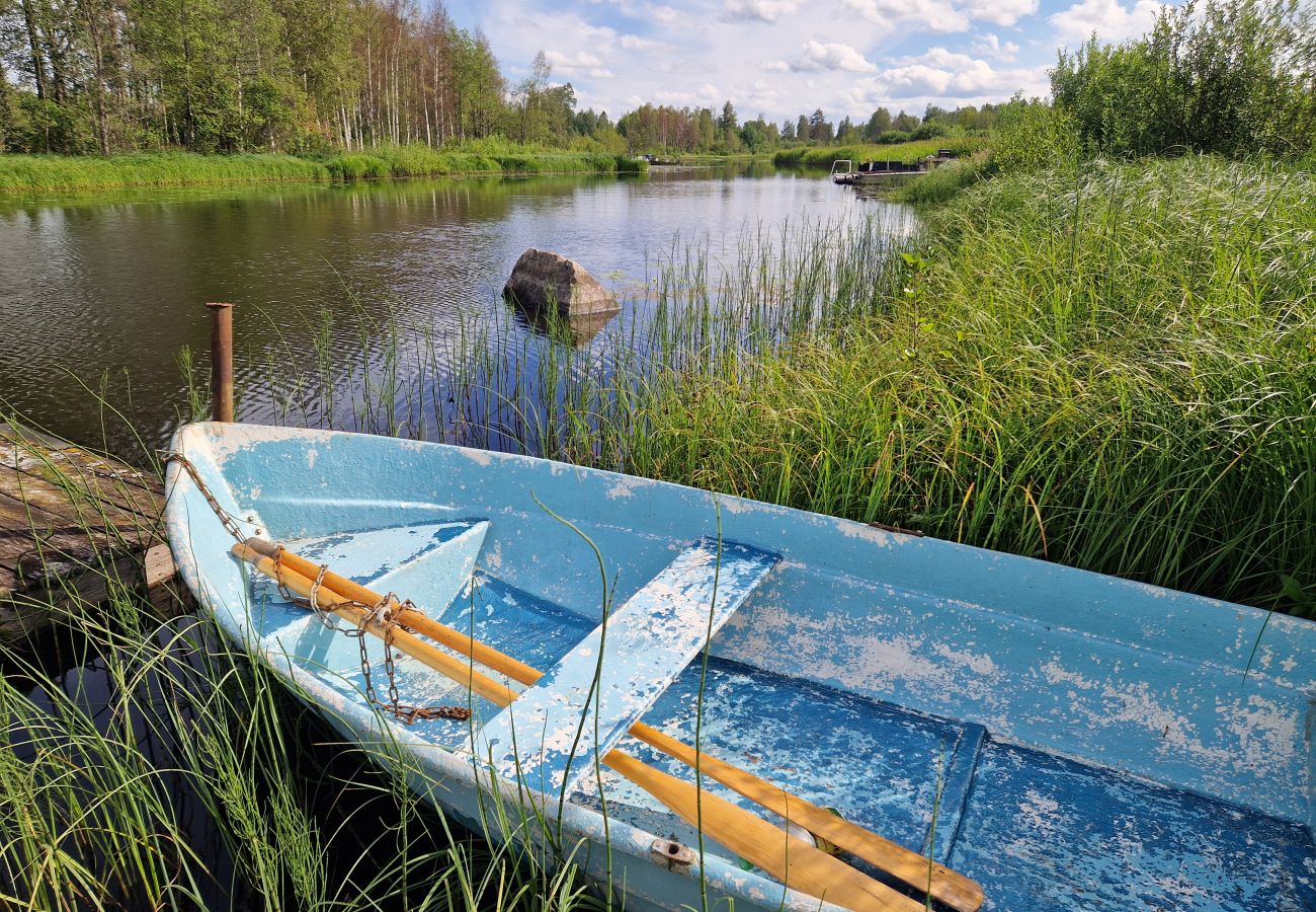 Stuga i Kolsva - Stuga vid sjö med egen brygga och båt