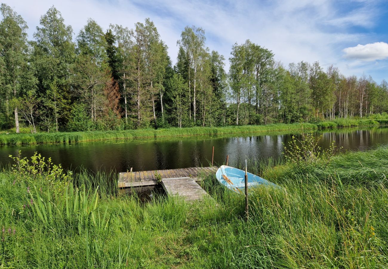 Stuga i Kolsva - Stuga vid sjö med egen brygga och båt