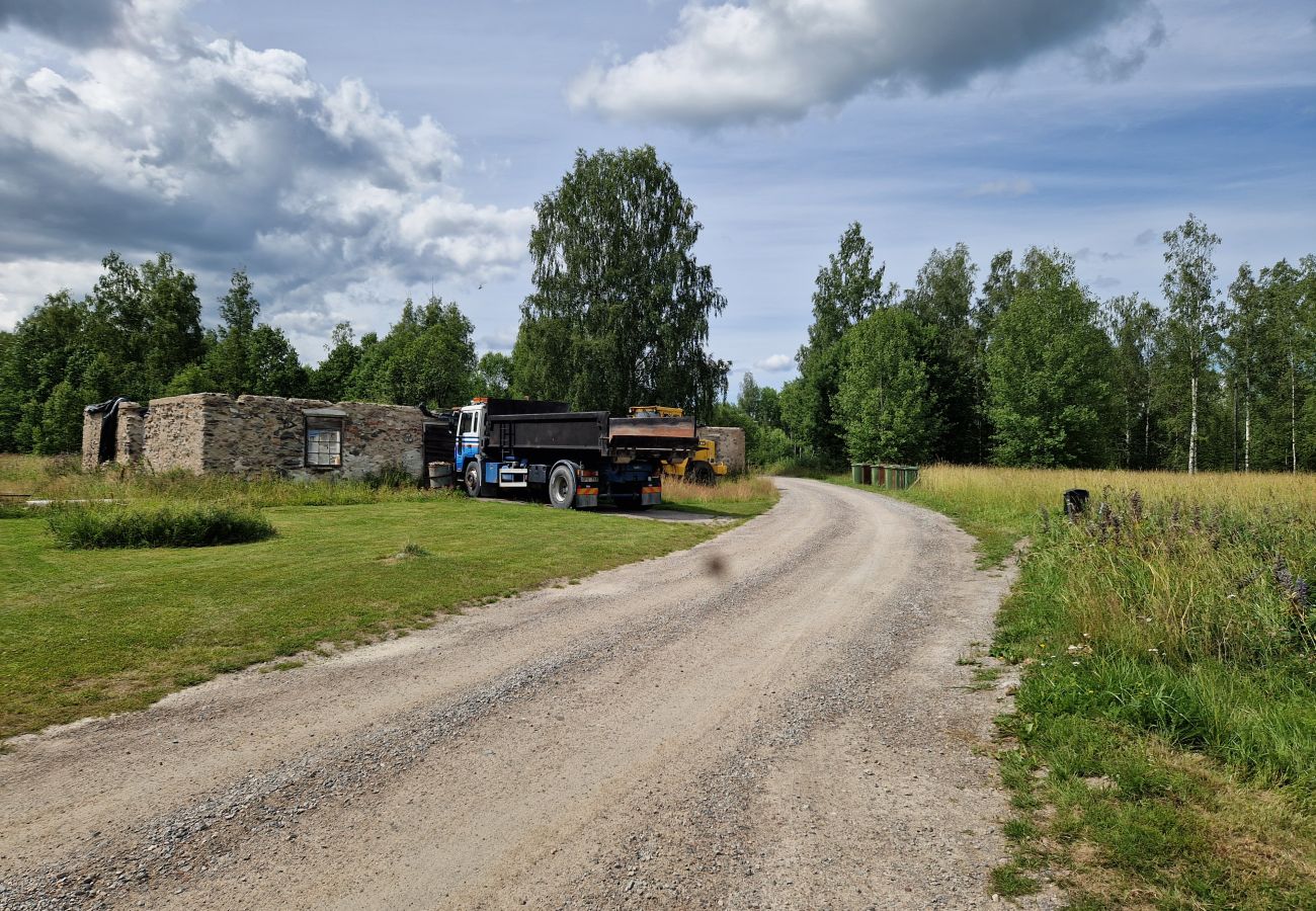 Stuga i Kolsva - Stuga vid sjö med egen brygga och båt