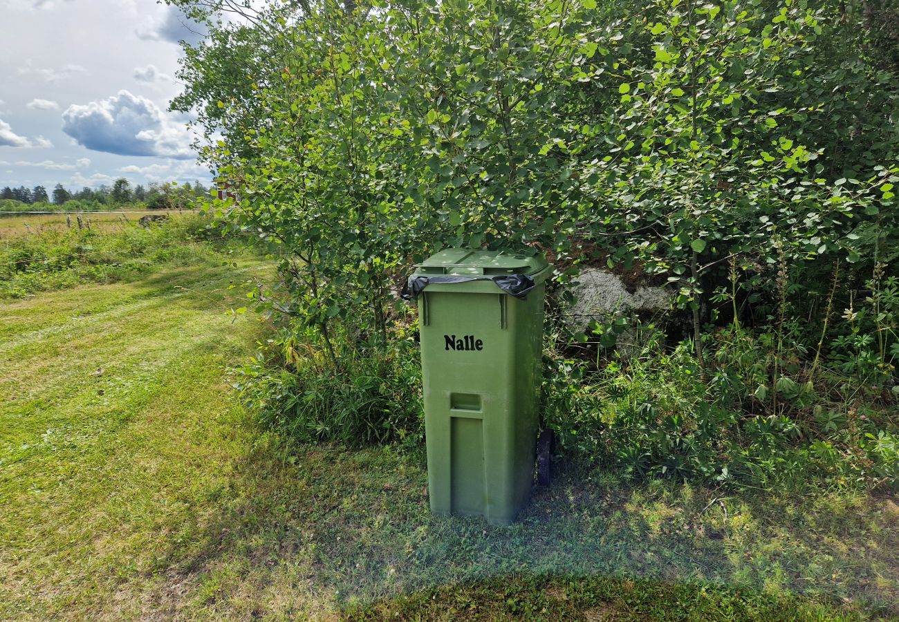 Stuga i Kolsva - Stuga vid sjö med egen brygga och båt